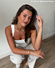 Influencer met roze touw sieraden