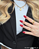 Influencer met trendy sieraden