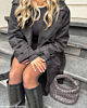 Influencer draagt gouden heart ring