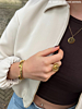 Influencer draagt gouden bangles