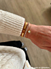 Gouden armparty bij influencer