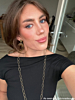 Influencer met bruin haar en gouden sieraden