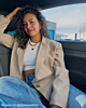 Influencer met gouden chunky sieraden