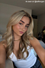 Gouden oorbellen bij influencer met blond haar