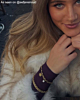 gouden armbandjes bij meisje met blond haar