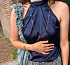 Influencer met gouden sieraden