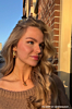 Gouden strikjes ketting bij model