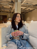Influencer met de gouden statement oorbellen. 