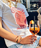 Influencer met 2 kettingen en 2 bangles