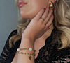 Influencer met gouden sieraden