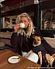 Influencer met gouden statement oorbellen