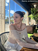 influencer met stud oorbellen
