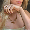 Influencer met bedelketting en ring met hart