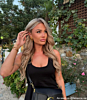 Gouden oorbellen bij influencer 