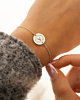 Zilveren initial armband bij model