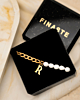 Gouden parel armband met letter in sieradendoosje