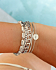 Zilveren armparty bij het water