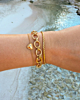 Gouden armparty op het strand