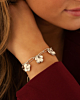 Zilveren schakelarmband met bloemetjes bij model