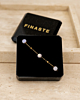 gouden armband met paarse steentjes in sieradendoosje