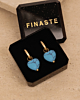 Gouden oorringetjes met turquoise hartjes in sieradendoosje