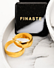 Gouden hoops met sieradendoosje
