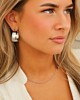 Zilveren sieraden look bij model