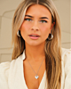 Model met zilveren sieraden look