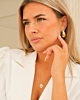Gouden sieraden look bij model