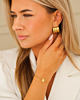 Model draagt gouden sieraden look