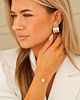 Model draagt zilveren sieraden look