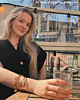 Influencer met oorbellen, ketting en armbanden