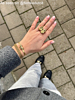 Influencer met gouden strikjes sieraden