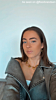 Influencer met gouden oorbellen en statement ketting