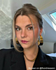 Influencer met de gouden statement snake ketting. 