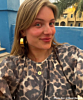 Influencer met intialen ketting.