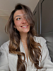 Influencer draagt driedubbele gouden ketting met steentjes
