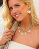 Model draagt zilveren sieraden look met bloemetjes