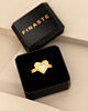 Gouden hartjes ring met wit in sieradendoosje