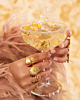 Gouden ringen mix bij model
