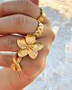 Gouden ringparty met bloem