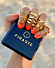 Gouden ringparty met rode nagels