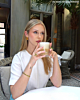 Model met gouden teardrop oorbellen van Finaste 