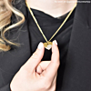 Influencer met gouden ketting met vingerafdruk