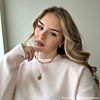 Gouden sieraden bij influencer