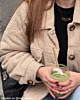 Influencer met initial ketting