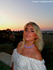 influencer met paarse kralen ketting
