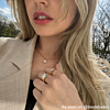 influencer met blond haar, één ketting en twee ringen