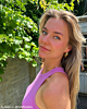 Influencer met gouden oorbel