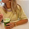 Paarse kralenketting bij influencer